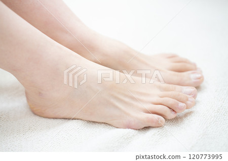 赤腳女足【局部剪裁】 120773995