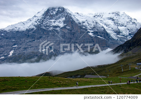 從瑞士格林德爾瓦爾德曼利芬看艾格峰北壁和僧侶峰 120774009