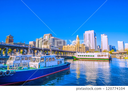 Yokohama cityscape in Japan. A city with a pedestrian bridge. View of the Kanagawa Prefectural Office, King's Tower, sightseeing boats, Yokohama Customs House, etc. (November 28th) 120774104