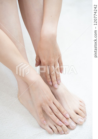 照顧腳的女性的手 [部分切割] 120774242