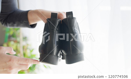 鞋底外側磨損的女人 鞋底外側磨損的女人 120774506