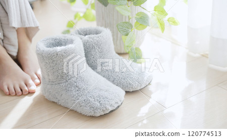 怕冷、穿室內鞋的女性 120774513