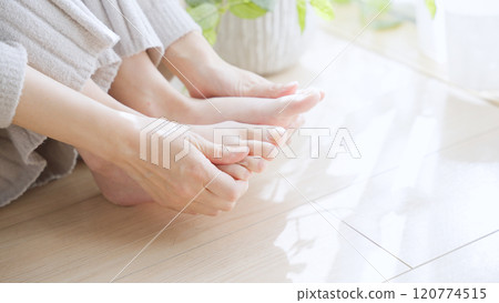 赤腳對寒冷敏感的女性 赤腳對寒冷敏感的女性 120774515
