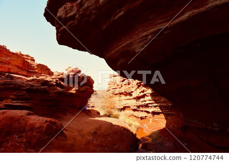 受侵蝕和風吹蝕形成的峽谷景觀 120774744