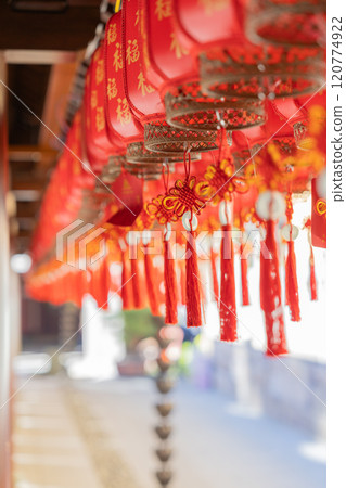 中式古建築裡的福字燈籠 120774922