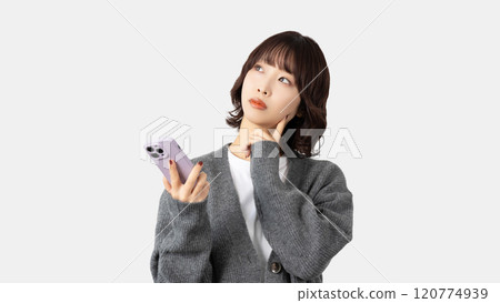 Woman/businesswoman thinking with smartphone Woman/businesswoman thinking with smartphone 120774939