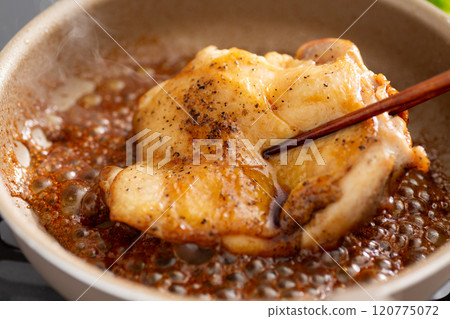 在煎鍋中煎照燒雞排。 120775072