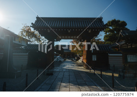 晨光照亮的壬生寺延命地藏像三門 120775974