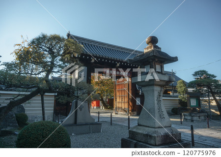京都壬生寺寧靜的阿彌陀堂入口 京都壬生寺寧靜的阿彌陀堂入口 120775976