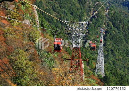 Mt. Gozaisho in autumn and the Gozaisho Ropeway Mt. Gozaisho in autumn and the Gozaisho Ropeway 120776162