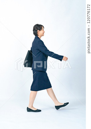 穿西裝走路的女人全身照片 穿西裝走路的女人全身照片 120776172
