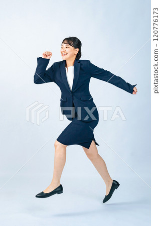 穿連身衣的女人全身照片 穿連身衣的女人全身照片 120776173