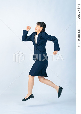 穿連身衣的女人全身照片 穿連身衣的女人全身照片 120776174