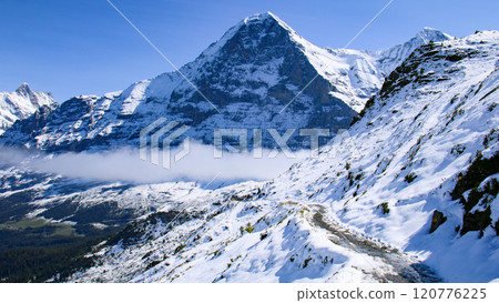 從瑞士格林德爾瓦爾德的曼利興健行路線欣賞艾格峰北壁的景色 120776225