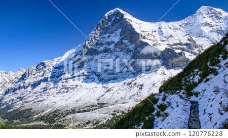 View of the three peaks of Jungfrau from the Mannliffen trekking trail, Grindelwald, Switzerland 120776228