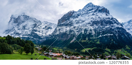 從瑞士格林德爾瓦爾德村欣賞伯爾尼阿爾卑斯山的景色 120776355