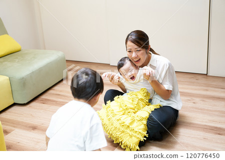 家長和孩子在房間裡開心地玩耍 120776450