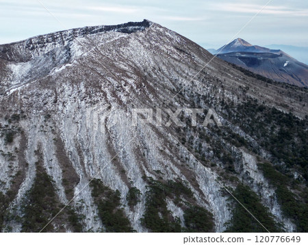 鳥瞰白雪覆蓋的唐國山和霧島連峰 120776649