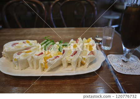 水果店的水果三明治 120776732