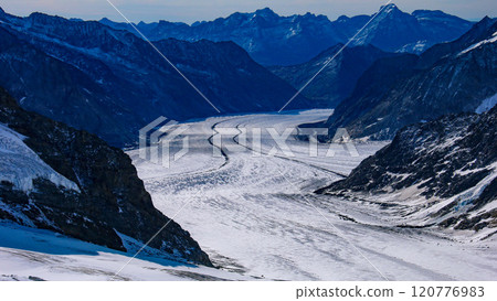 從瑞士格林德瓦阿萊奇冰川少女峰觀景台欣賞的壯麗景色 120776983