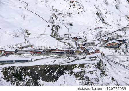 從少女峰觀景台欣賞客來雪德葛林德瓦的壯麗景色 瑞士 120776989