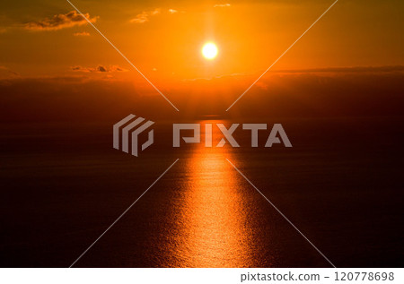 Breathtaking Orange Sunset Over the Sea A Tranquil End to the Day 120778698