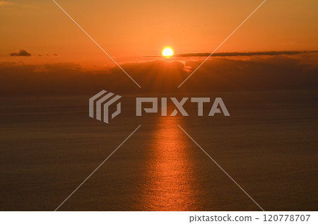 Mesmerizing Ocean Sunset Reflections: A Golden Glow Across the Waves Mesmerizing Ocean Sunset Reflections: A Golden Glow Across the Waves 120778707