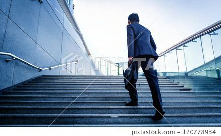 爬樓梯的商人（AI 生成圖像） 120778934