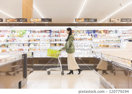 在超級市場的少婦購物 120779294