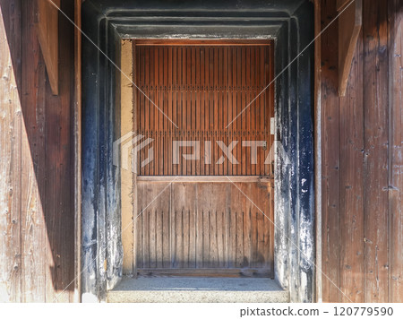 Door of the storehouse: Tokaido Denmakan, a reproduction of the exchange of people and goods at a post station (Tsuchiya, Koka City, Shiga Prefecture) 120779590