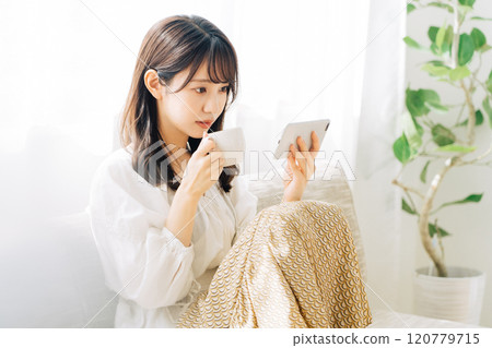 女人在智能手機上觀看視頻 120779715