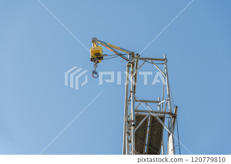 [Large-scale apartment building repair work: scaffolding and cranes] 120779810