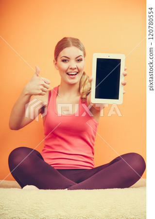Sporty girl with pc tablet. Blank screen copyspace 120780554