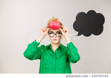 Business woman intensive thinking holding brain Business woman intensive thinking holding brain 120781145