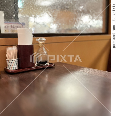 鎮上餐廳餐桌的形象 120781313