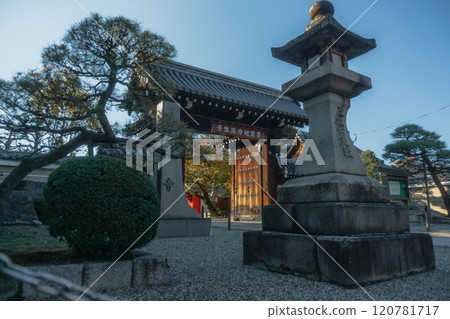 京都壬生寺阿彌陀堂入口處的歷史厚重與寂靜 120781717