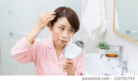 一位女士擔心分道處的頭髮會變得稀疏。 120781743