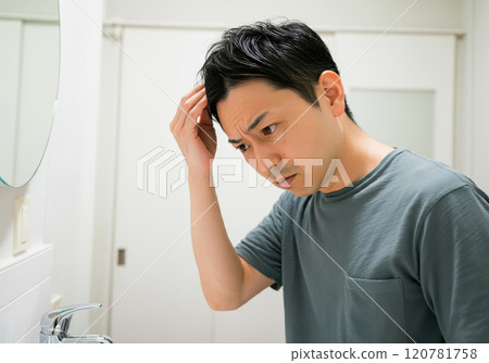 一名男子開始注意到頭髮稀疏，並對自己的未來感到擔憂。 120781758