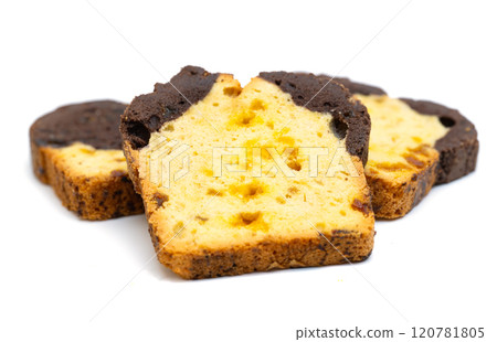 sponge cake with candied citrus fruits 120781805