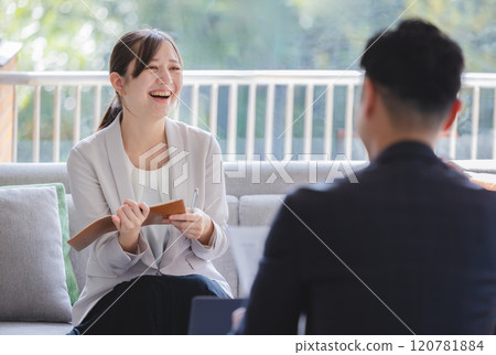 受訪的女商人 120781884