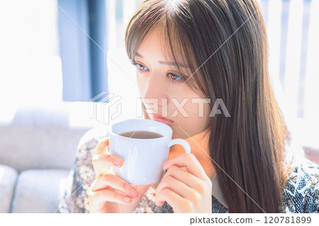 一個女人喝咖啡 120781899