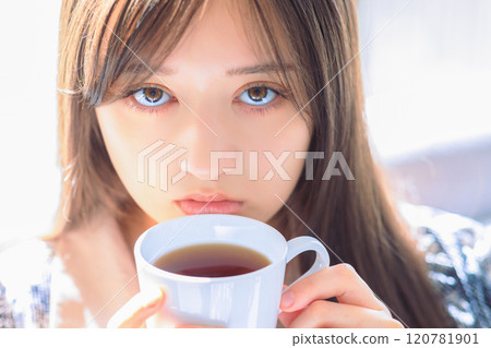 一個女人喝咖啡 120781901