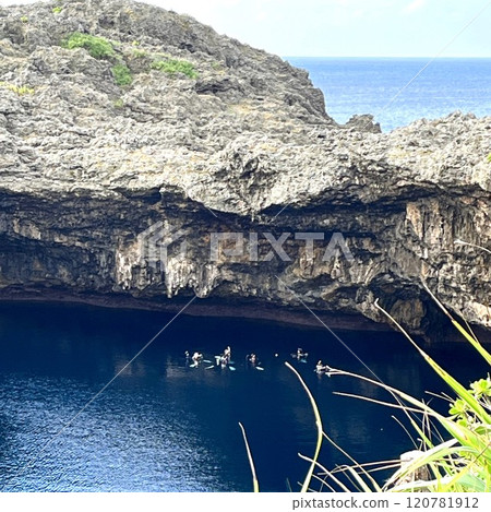在宮古島鳥取池看到的潛水員 在宮古島鳥取池看到的潛水員 120781912