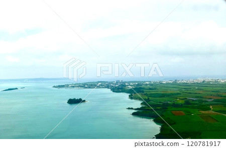 從上方看碧綠的大海和偏遠的島嶼 從上方看碧綠的大海和偏遠的島嶼 120781917