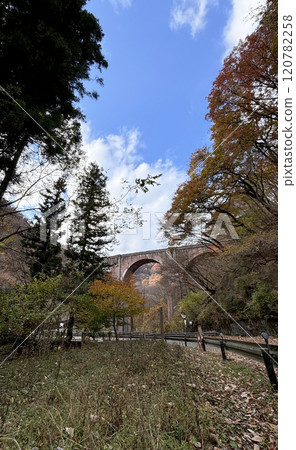 秋天的碓冰三橋（群馬縣眼鏡橋）垂直 120782258
