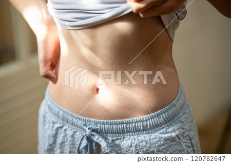 女人纖細的腰身【部分剪裁】 120782647