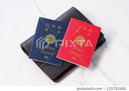 使用護照（10 年和 5 年）和個人記事本（旅行者筆記本）規劃海外旅行的圖片。 120782680