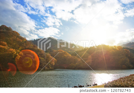 秋天的碓冰湖夕陽 120782743