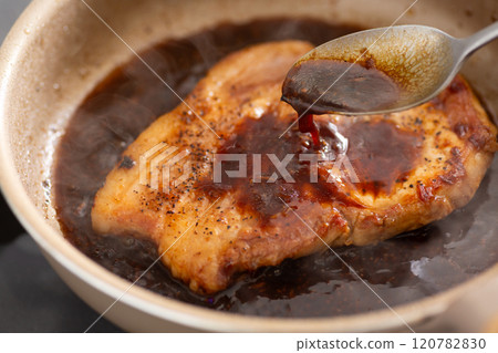 在煎鍋中煎炸豬肩腰肉照燒豬排（豬肉薑）。 120782830