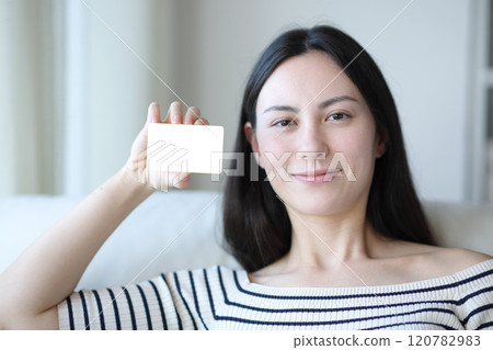 Asian woman showing blank credit card 120782983